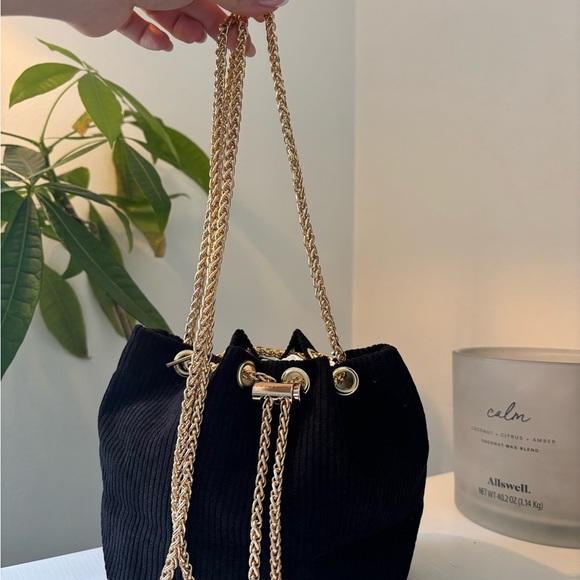 Elegant Black and Gold Women's Bag - Picture 3 of 4